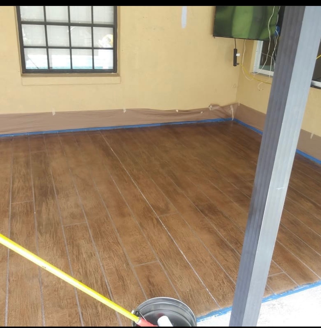 Wood-look decorative concrete overlay
